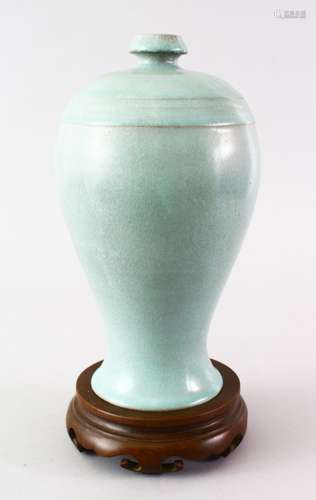 A GOOD CHINESE SONG STYLE RUYAO PORCELAIN VASE ON BRONZE STAND, the shoulder with a ribbed design