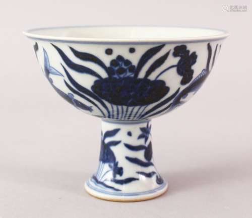 A GOOD CHINESE XUANDE PERIOD BLUE & WHITE PORCELAIN STEM CUP, the body decorated with scenes of fish