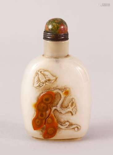 A GOOD CHINESE LATE 19TH CENTURY CARVED AGATE SNUFF BOTTLE, the bottle carved to depict a