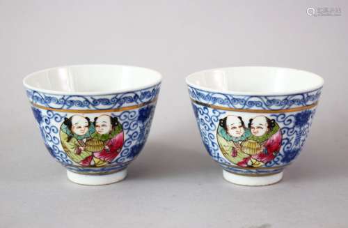 A GOOD PAIR OF CHINESE QIANLONG STYLE BLUE & WHITE AND FAMILLE ROSE PORCELAIN CUPS, the cups