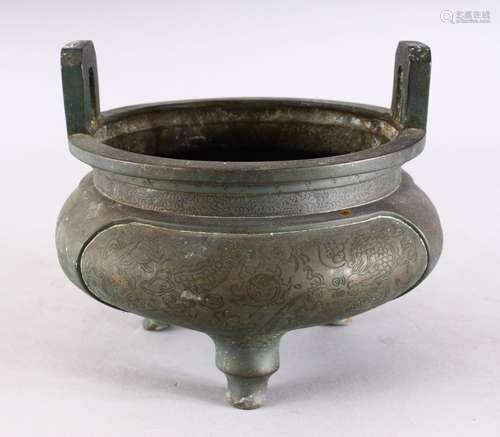 A GOOD QUALITY 18TH / 19TH CENTURY CHINESE BRONZE TWIN HANDLE CENSER, the body of the censer with