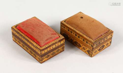 A SMALL PAIR OF TUNBRIDGE WARE PARQUETRY PIN BOXES, with padded tops. 2.75ins long.