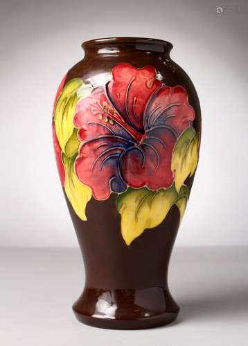 A GOOD MOORCROFT POTTERY VASE, 