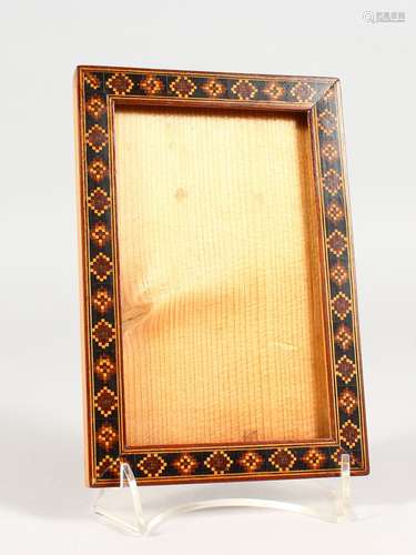 A SMALL TUNBRIDGE WARE PARQUETRY PHOTOGRAPH FRAME. 6.5ins x 4.5ins.