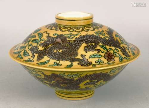 A CHINESE FAMILLE JAUNE PORCELAIN DRAGON BOWL & COVER, the body of both the bowl and cover depicting