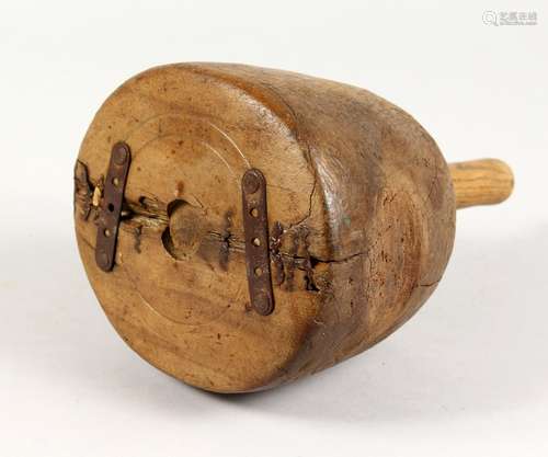 AN EARLY WOODEN STONEMASONS MALLET. 9ins high.