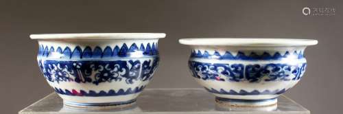 A PAIR OF CHINESE BLUE AND WHITE CIRCULAR BOWLS. 5.75ins diameter.