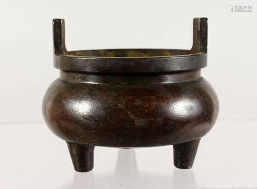 A SMALL CHINESE BRONZE TWIN-HANDLED CENSER. 4ins wide.