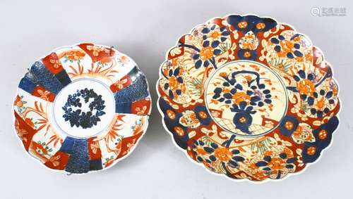 TWO JAPANESE MEIJI PERIOD IMARI PORCELAIN PLATES, 27.5CM & 21CM.