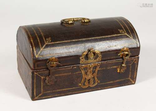 A GOOD 18TH/19TH CENTURY SMALL LEATHER DOME TOP CASKET, with embossed gilded decoration and engraved