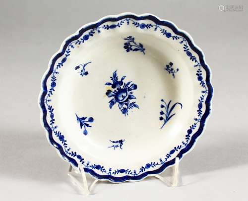 AN 18TH CENTURY WORCESTER 'VERY RARE' SIDE PLATE, painted in underglaze blue with Caughley Floral