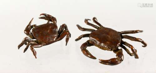 TWO SMALL JAPANESE BRONZE CRABS. 1.5ins and 2ins wide.