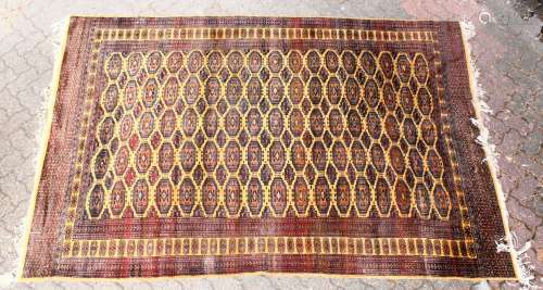 A 20TH CENTURY BOKHARA STYLE CARPET, beige ground with five rows of seventeen gulls. 9ft x 6ft