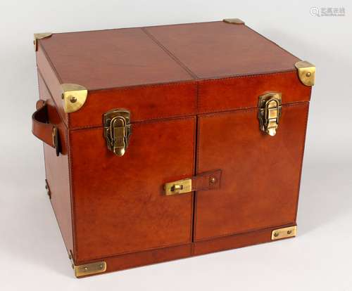 A GOOD MODERN LEATHER PICNIC TRUNK, with fitted interior. 1ft 6ins wide x 1ft 1.5ins deep x 1ft 2ins