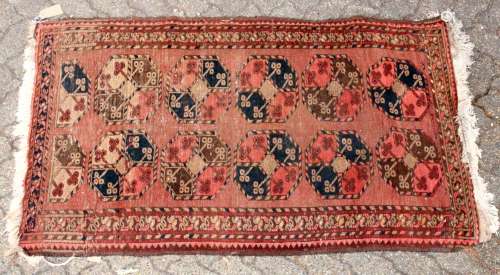 AN EARLY 20TH CENTURY PERSIAN TEKKKE BOKHARA RUG, rust ground with two rows of five gulls. 5ft