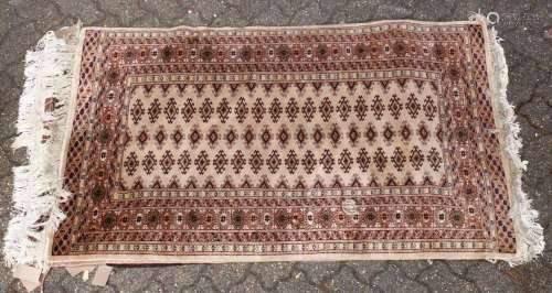 A 20TH CENTURY BOKHARA STYLE RUG, beige ground with three rows of eighteen gulls (AF). 5ft 3ins x