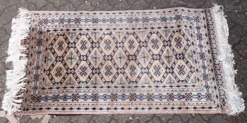 A 20TH CENTURY PERSIAN STYLE RUG, beige ground with geometric motifs. 5ft 5ins x 3ft 2ins.