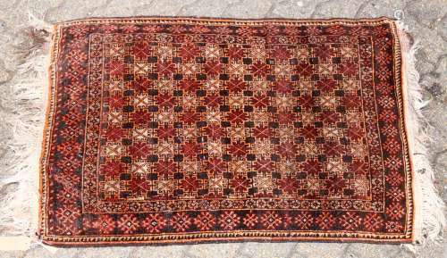 A SMALL 20TH CENTURY PERSIAN RUG, beige ground with allover crosshatch design. 3ft 10ins x 3ft