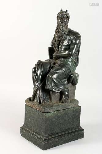 A VERY GOOD LATER 19TH CENTURY GRAND TOUR STYLE CARVED SERPENTINE FIGURE OF A SEATED BEARDED MAN,