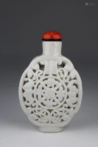 Jingdezhen Kilns, 19th. Porcelain Snuff Bottle