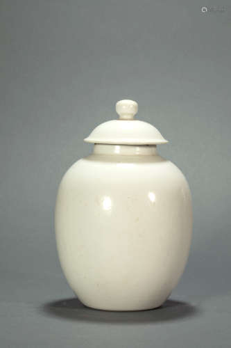 中国清代
暗刻纹白瓷罐