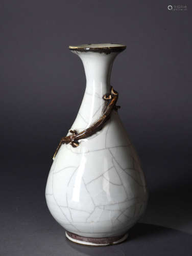 A Chinese Ge Kiln Deagon Pattern Vase