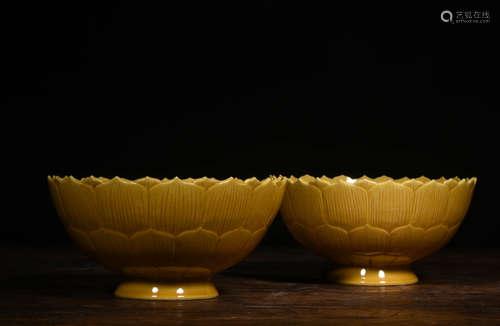 A Pair of Chinese Yellow Glazed Lotus petals Pattern Porcelain Bowls