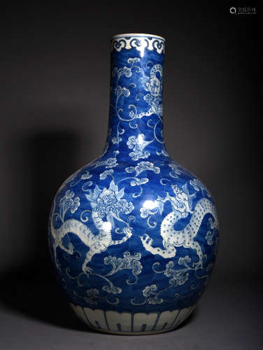 A Chinese Blue and White Dragon Pattern Porcelain Vase