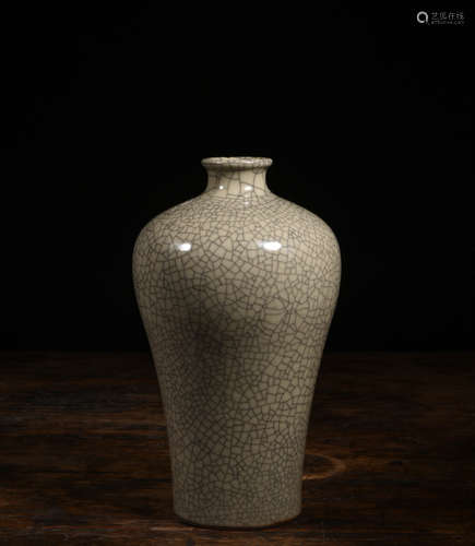 A Chinese Ge Kiln Porcelain Vase