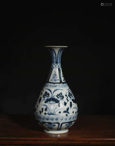 A Chinese Blue and White Floral Porcelain Vase