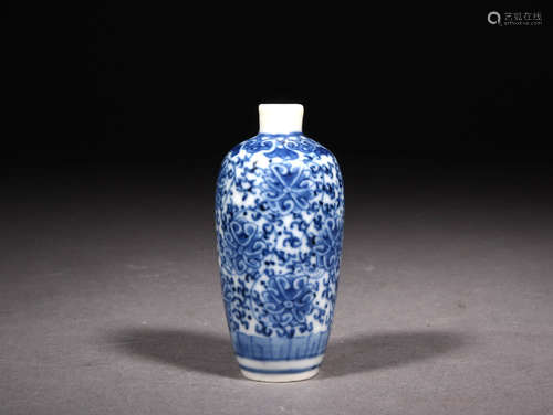 A Chinese Blue and White Floral Porcelain Snuff Bottle