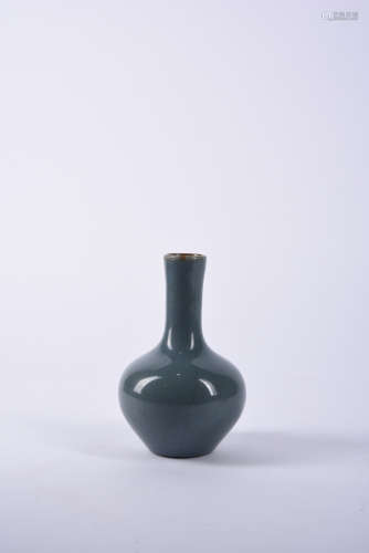 A Chinese Blue Glazed Porcelain Ball-shaped Vase