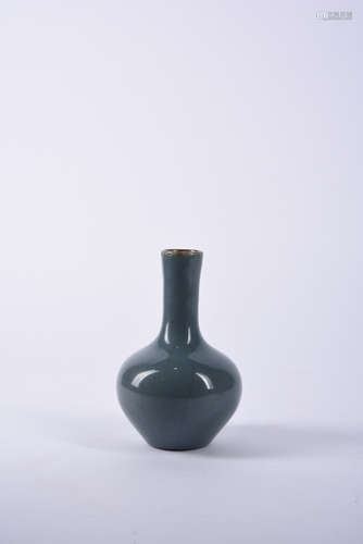 A Chinese Blue Glazed Porcelain Ball-shaped Vase