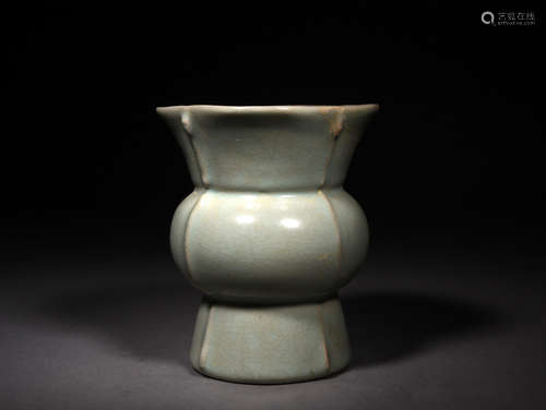 A Chinese Ru Kiln Porcelain Flower Vase