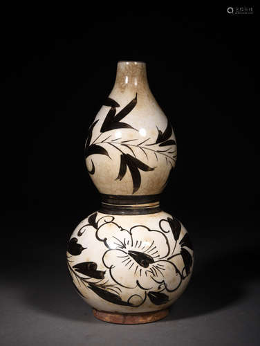 A Chinese Xcizhou Kiln Floral Porcelain Gourd-shaped Vase