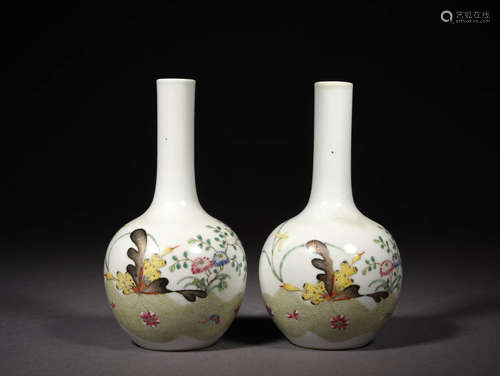 A Pair of Chinese Famille Rose Gild Floral Porcelain Vase