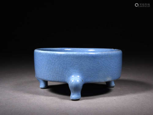A Chinese Blue Glazed Porcelain Three-legged Washer