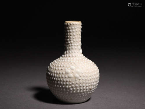 A Chinese Pearls Pattern Porcelain Ball-shaped Vase