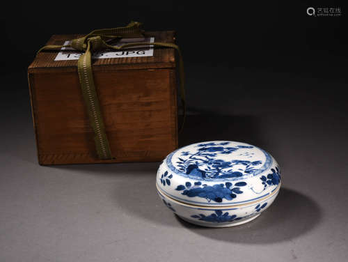 A Chinese Blue and White Floral Porcelain Seal Box