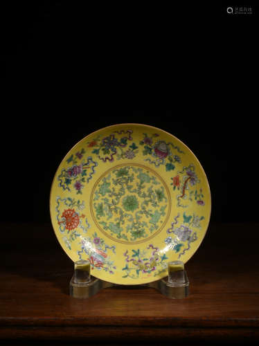 A Chinese Yellow Famille Rose Porcelain Plate