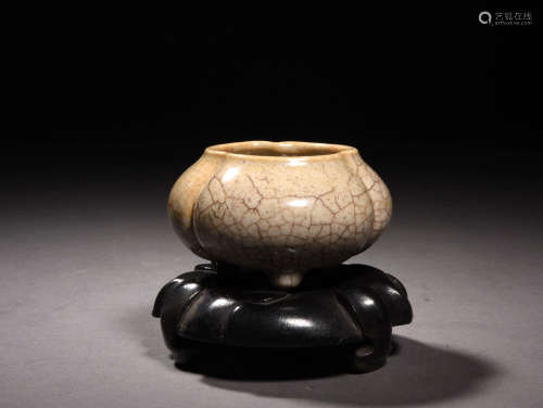 A Chinese Ge Kiln Porcelain Three-legged Incense Burner