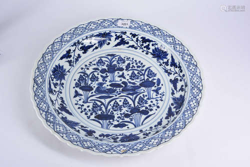 A Chinese Blue and White Floral Porcelain Plate