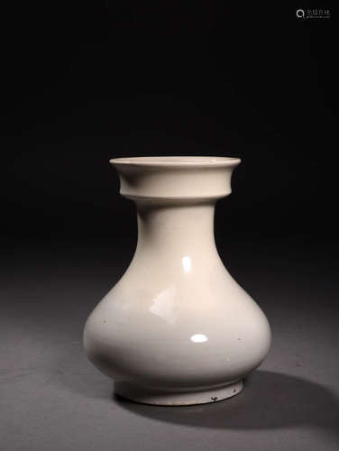 A Chinese Xing Kiln Porcelain Vase