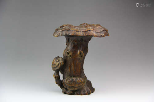 A CHINESE CARVED EAGLEWOOD FLOWER RECEPTACLE