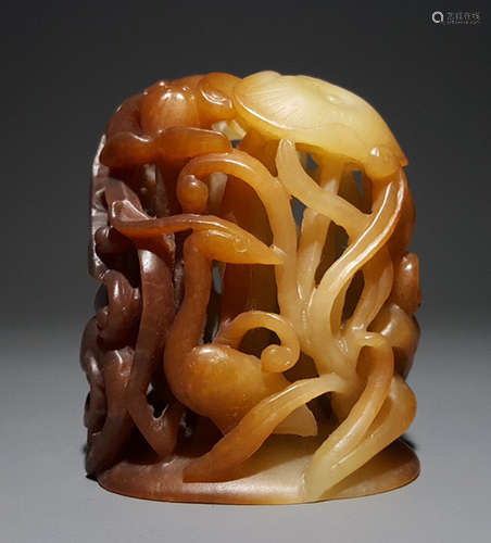 A HETIAN JADE PENDANT HOLLOW CARVED