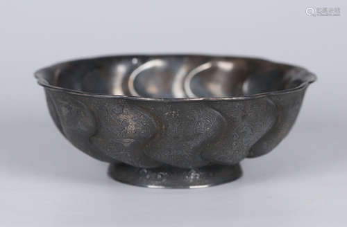 A SILVER BOWL CARVED WITH DRAGON PATTERN