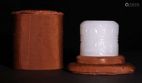 A HETIAN JADE CARVED RING WITH BOX