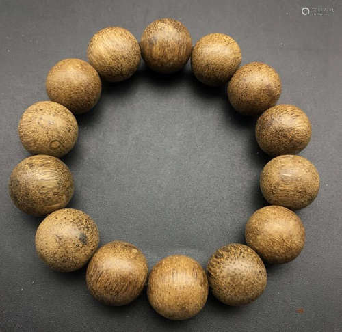 A CHENXIANG BEADS STRING BRACELET