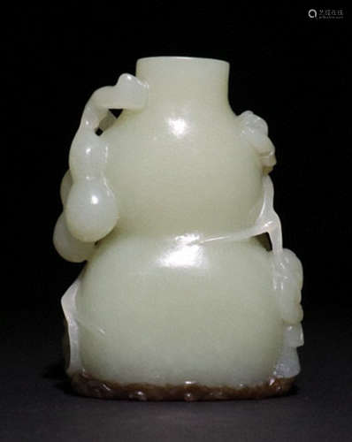 A HETIAN JADE SNUFF BOTTLE CARVED WITH AUSPICIOUS PATTERN