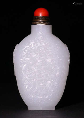 A HETIAN JADE SNUFF BOTTLE CARVED WITH DRAGON PATTERN